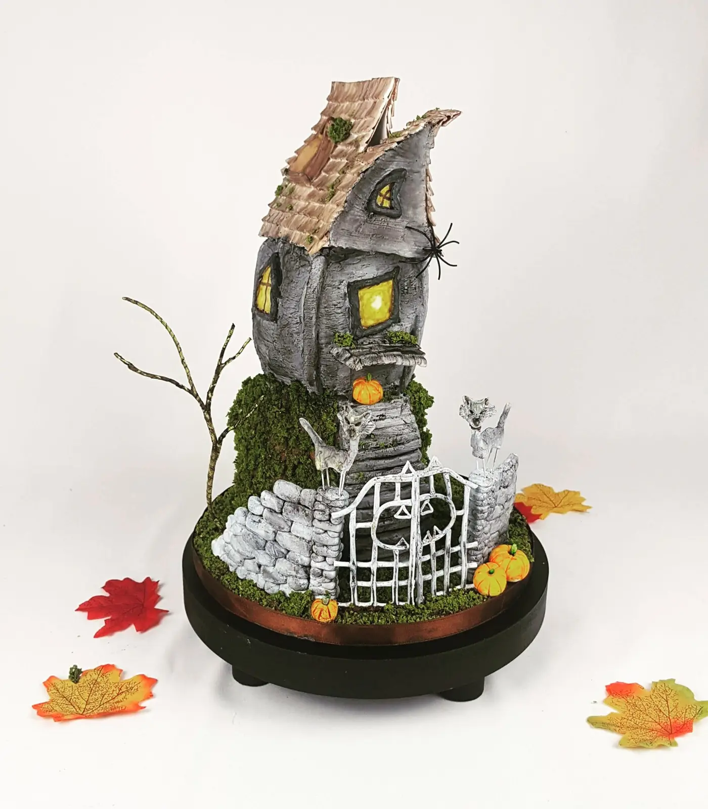 Gâteau sur mesure à thème maison hantée, création Atelier Malykhina